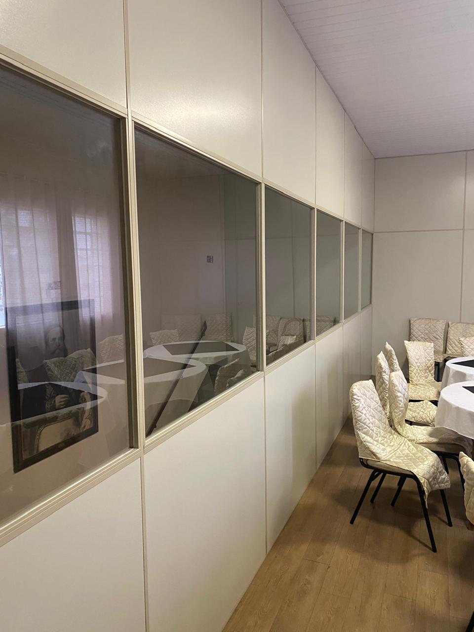 Escritório corporativo com divisórias Eucatex e acabamento profissional.