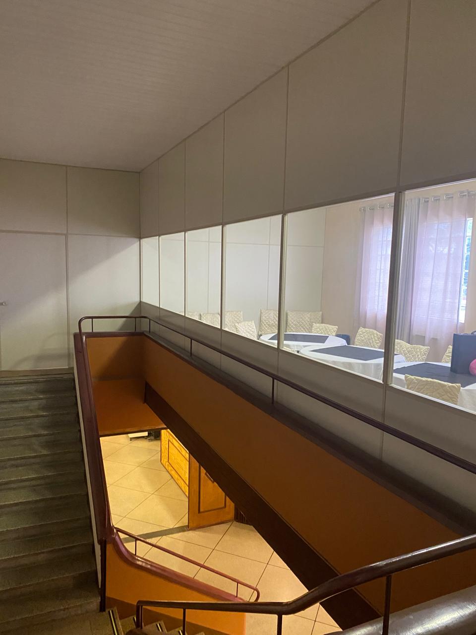 Escritório corporativo com divisórias Eucatex e acabamento profissional.
