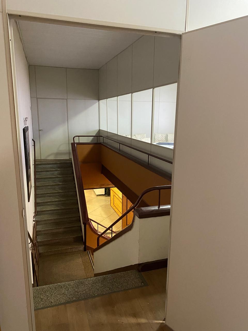 Escritório corporativo com divisórias Eucatex e acabamento profissional.