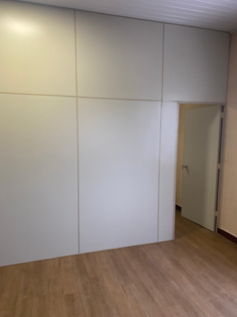 Escritório corporativo com divisórias Eucatex e acabamento profissional.