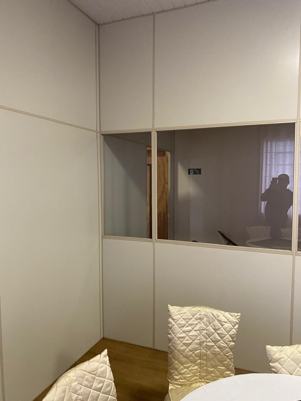 Escritório corporativo com divisórias Eucatex e acabamento profissional.