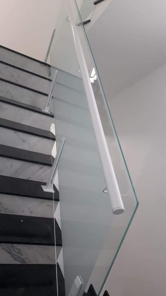 Detalhe da infraestrutura metálica para fixação de forro modular.