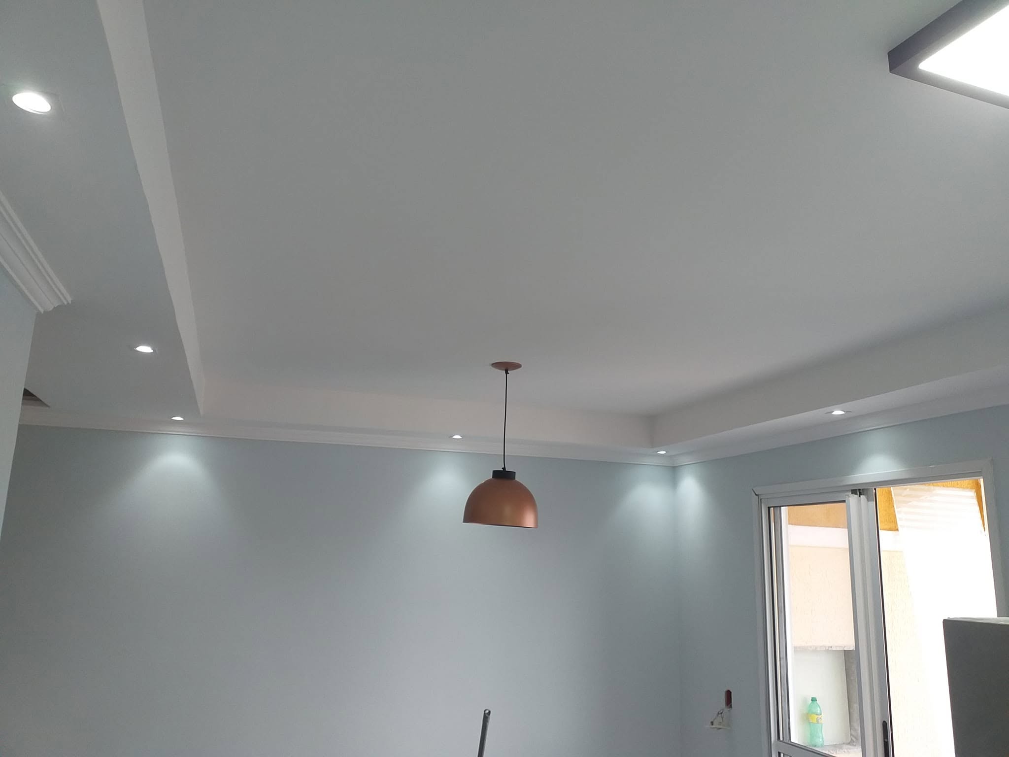 Sanca aberta em drywall com iluminação de LED indireta e spots embutidos.