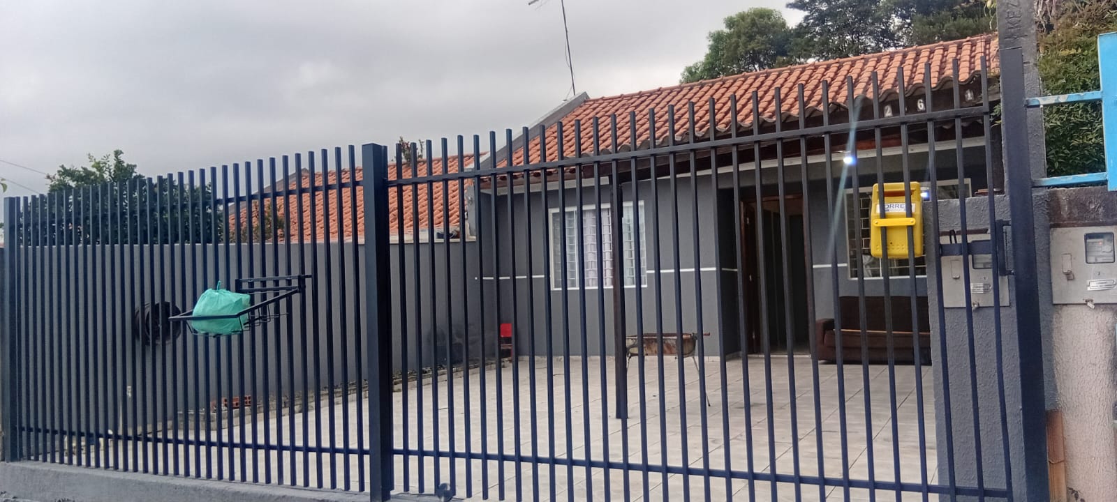 Pintura de casa moderna em Curitiba com tons de cinza, branco e detalhes em grafite.